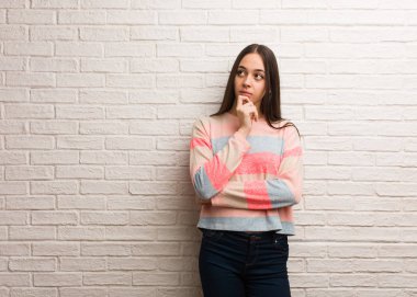 Genç modern kadın bir fikir düşünüyor