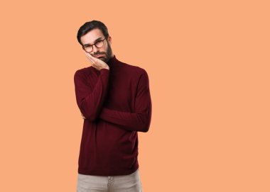 Genç doğal adam yorgun ve çok uykulu