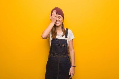 Genç hipster kadın unutkan, bir şey fark