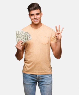 Genç adam holding dolar gösterilen üç numara