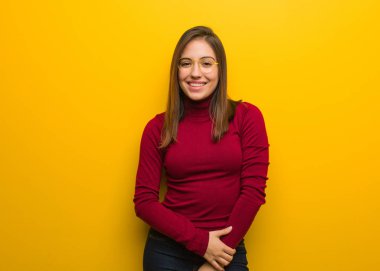 Genç entellektüel kadın büyük bir gülümsemeyle