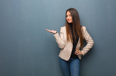 Genç iş kadını eliyle bir şey tutarak