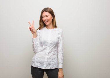 Genç Rus kız eğlenceli ve mutlu zafer bir jest yapıyor