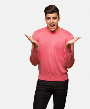 Komik delikanlı bir zafer ya da başarı kutluyor