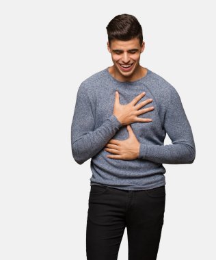 Gülen ve having fun genç yakışıklı adam