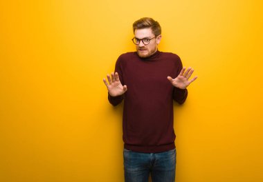 Genç ve zeki bir adam iğrenme hareketi yaparak bir şeyi reddediyor.