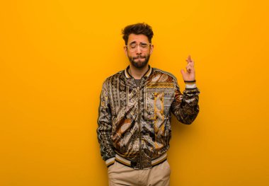 Genç havalı adam şans diliyor.