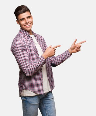 Genç havalı adam parmağıyla kenarı işaret ediyor.