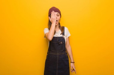 Genç hippi kadın mutlu diye bağırıyor ve yüzünü eliyle kapatıyor.