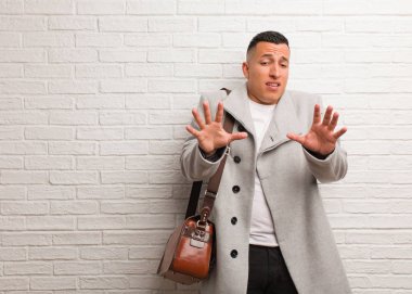 Genç Latin iş adam reddedilme bir şey yapıyor bir jest