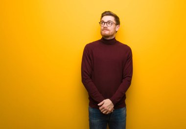 Genç akıllı adam hedeflere ve amaçlara ulaşmayı hayal ediyor.