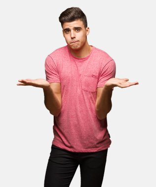 Genç yakışıklı adam büyük bir gülümseme ile neşeli