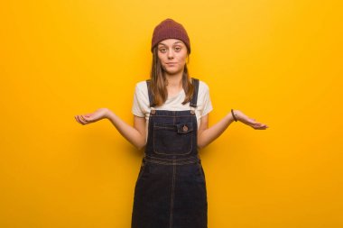 Genç hipster kadın şüphe ve Shrugging omuz