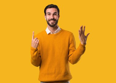 Genç doğal adam altı numarayı gösteriyor.