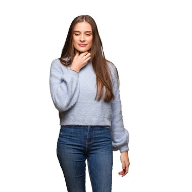 Genç Kafkas kadın öksürük, bir virüs ya da enfeksiyon nedeniyle hasta