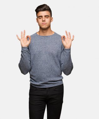 Yakışıklı delikanlı Yoga gerçekleştirme