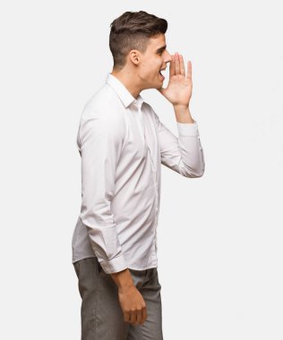 Genç iş cool adam dedikodu tona fısıldayan