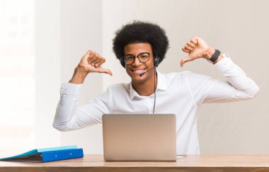 Genç pazarlamacı siyahi adam, örnek olarak...