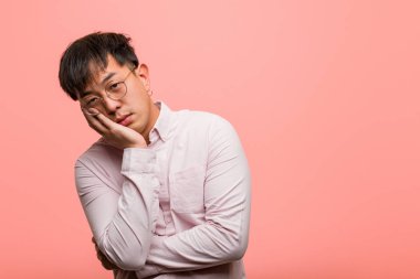 Genç Çinli adam yorgun ve çok uykulu