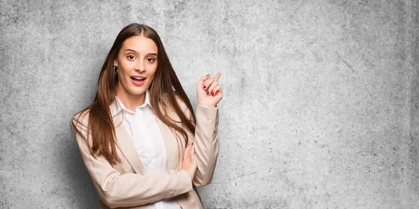 Unga Kaukasiska Affärskvinna Som Pekar Sidan Med Finger — Stockfoto