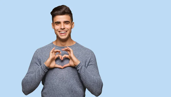 Joven Hombre Guapo Haciendo Una Forma Corazón Con Las Manos —  Fotos de Stock