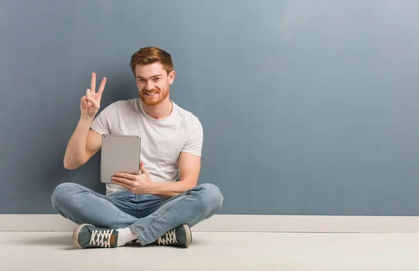 Joven Estudiante Pelirrojo Sentado Suelo Divertido Feliz Haciendo Gesto Victoria — Foto de Stock