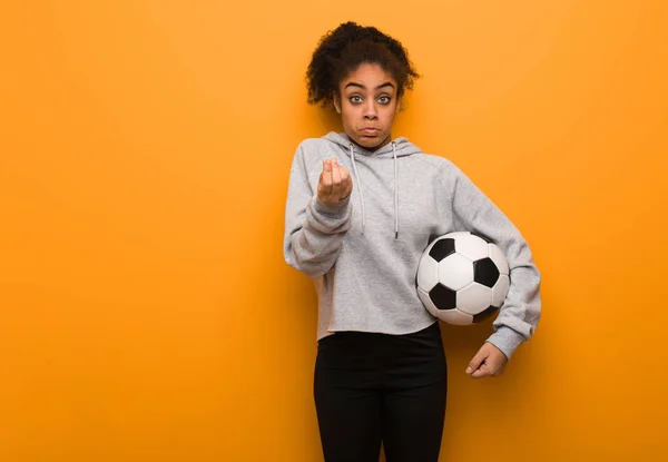 若いフィットネス黒の女性が必要性のジェスチャーを行う サッカーボールの保持 — ストック写真