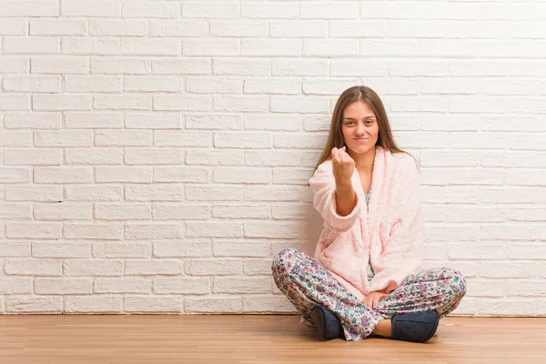 Jonge Vrouw Dragen Pyjama Resultaat Vuist Naar Voren Boze Expressie — Stockfoto