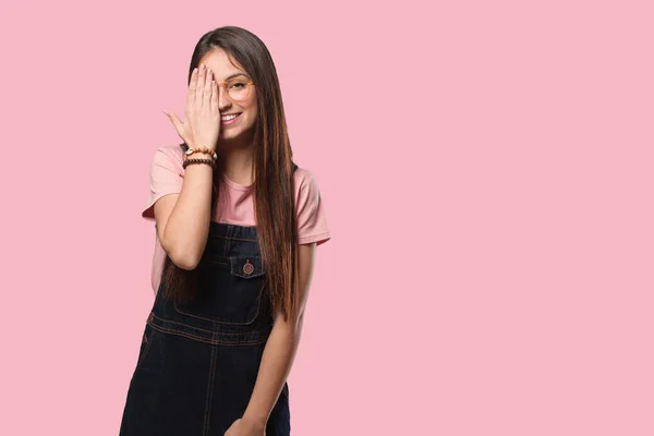 Joven Mujer Fresca Gritando Feliz Cubriendo Cara Con Mano —  Fotos de Stock