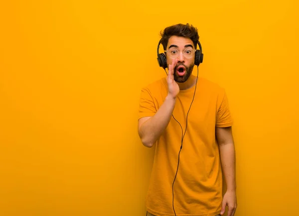 Unge Man Lyssnar Musik Viskar Skvaller Underton — Stockfoto