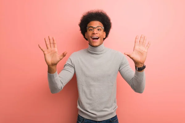 Νεαρός Αφροαμερικάνος Πάνω Από Ένα Ροζ Τοίχο Που Δείχνει Τον — Φωτογραφία Αρχείου