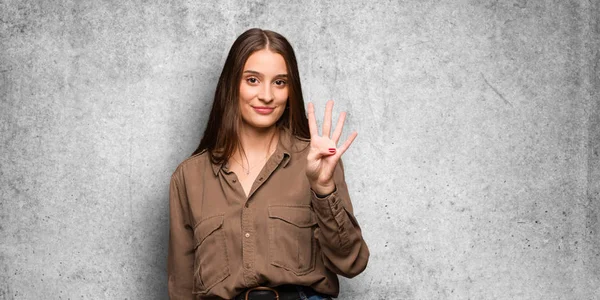 Mladá Žena Kavkazský Zobrazující Číslo Čtyři — Stock fotografie