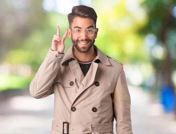 Молодий Чоловік Одягнений Траншею Пальто Весело Щасливо Робить Жест Перемоги — стокове фото