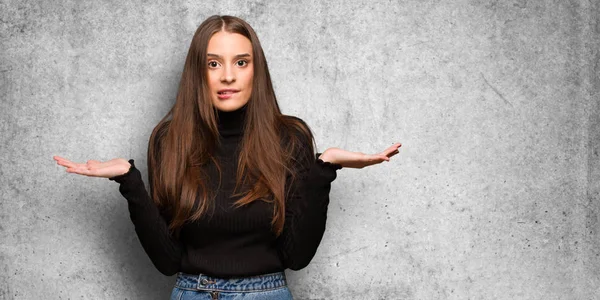 Jovem Mulher Bonito Confuso Duvidoso — Fotografia de Stock