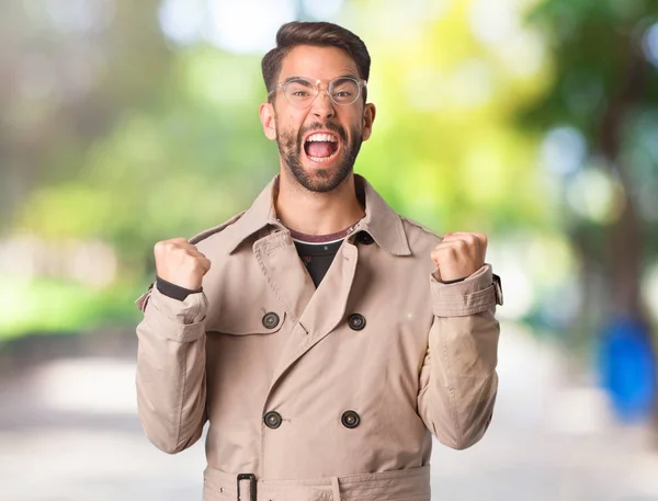 Ung Man Bär Trenchcoat Förvånade Och Chockade — Stockfoto