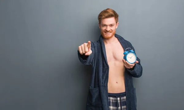 Jeune Homme Rousse Pyjama Joyeux Souriant Pointant Vers Avant Tient — Photo