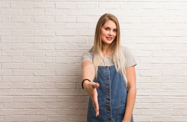 Joven Mujer Hipster Rusa Extendiéndose Para Saludar Alguien —  Fotos de Stock