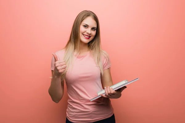 Menina Russa Bonita Nova Sorrindo Levantando Polegar Ela Tem Livros — Fotografia de Stock