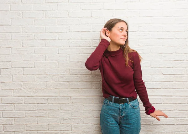 Jeune Femme Cool Sur Mur Briques Essayer Écouter Potins — Photo