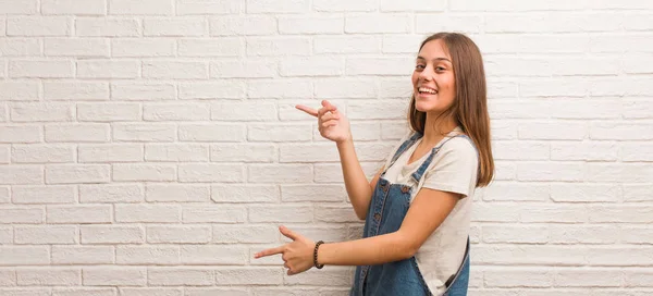 Jeune Femme Hipster Pointant Vers Côté Avec Doigt — Photo