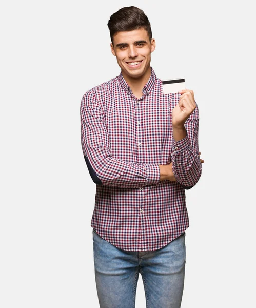 Mladý Muž Drží Kreditní Kartu Křížení Zbraní Úsměvem Uvolněně — Stock fotografie
