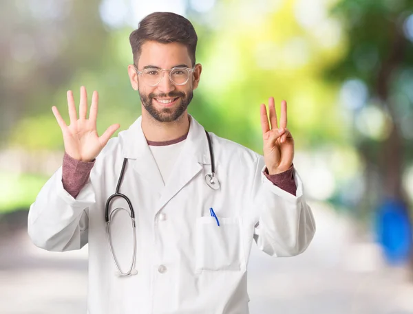 Ung Läkare Man Visar Nummer Åtta — Stockfoto