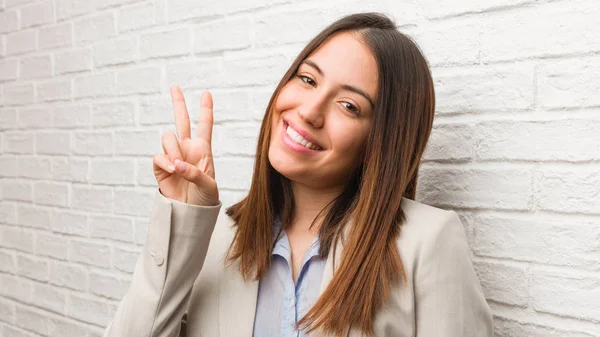 Joven Mujer Negocios Haciendo Gesto Victoria — Foto de Stock