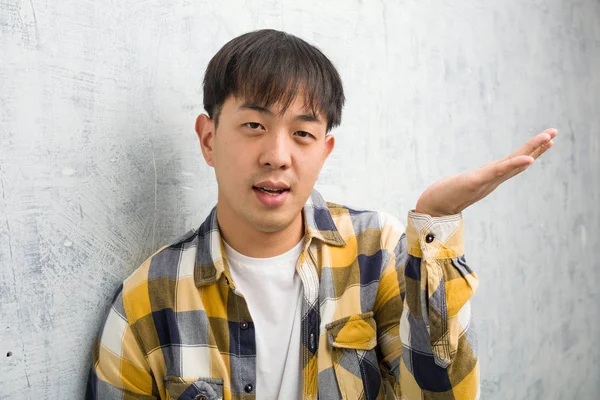 Ung Kinesisk Man Ansikte Närbild Hålla Något Med Handen — Stockfoto