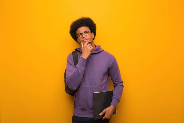 Jovem Estudante Afro Americano Homem Duvidoso Confuso — Fotografia de Stock