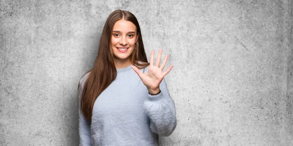 Young Caucasian Woman Showing Number Five — Stock Photo, Image