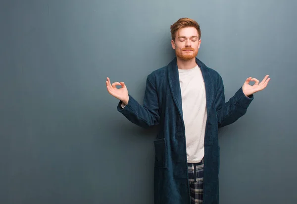 Jovem Ruiva Homem Pijama Realizando Ioga — Fotografia de Stock