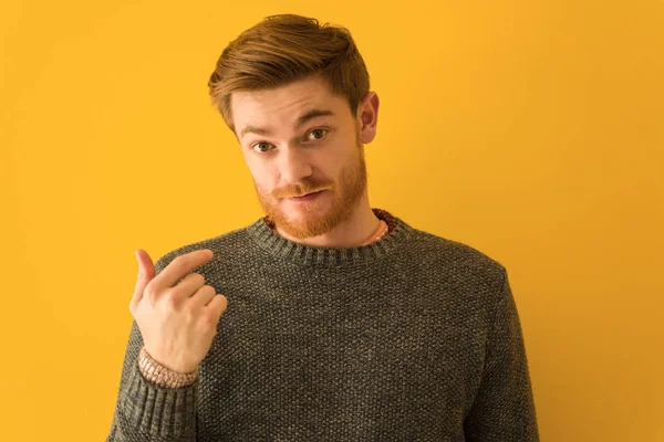 Genç kızıl saçlı adam yakın plan çekime davet ediliyor.