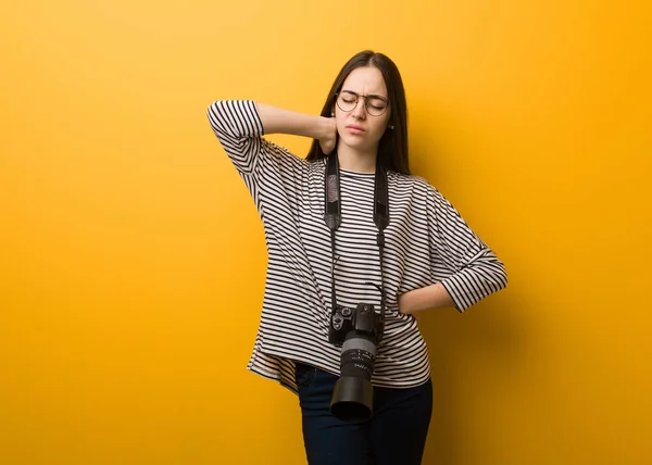 Junge Fotografin Leidet Unter Nackenschmerzen — Stockfoto