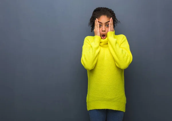 Jonge Zwarte Vrouw Verrast Geschokt — Stockfoto